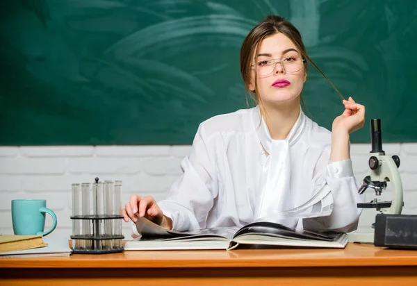 Scheikundige bioloog met Microscoop. Slimme student. Studeren hard. Onderwijsconcept. Vrouw vrij schattig leraar of student. Wetenschappelijk onderzoek. Biologie student Sit klas schoolbord achtergrond — Stockfoto