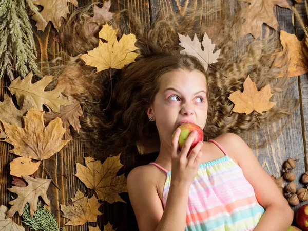 Μαντς, Κραντς. Βιταμίνη τροφή για υγιή ανάπτυξη. Χαριτωμένο κορίτσι παιδί με ώριμες φθινοπωρινές σοδειές. Ένα κοριτσάκι που δαγκώνει μήλο. Στο μικρό κορίτσι αρέσει η γεύση από φρούτα μήλου. Βιολογικά και φυσικά τρόφιμα για την υγεία των παιδιών — Φωτογραφία Αρχείου