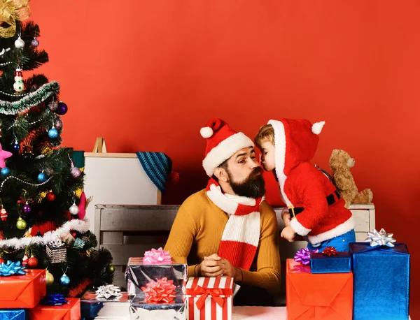 Noël famille ouvre cadeaux sur fond rouge, espace de copie — Photo