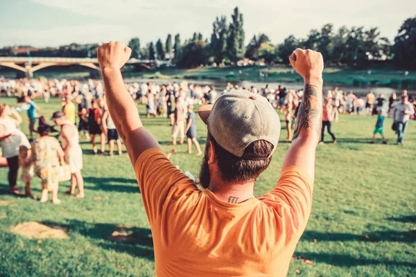 Başarının sırrı ilerlemeye devam etmektir. Başarılı olmak için kazanan jest yapan hevesli adam. Hipster yaz manzarasında başarıyı kutluyor. Sakallı adam başarı için heyecanlı