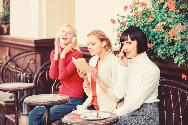 Různé zájmy. Koníček a volný čas. Skupina hezké ženy kavárna terasa bavit se čtením mluvení a poslechu. Zdroj informací. Ženský volný čas. Víkendový relax a volný čas — Stock fotografie