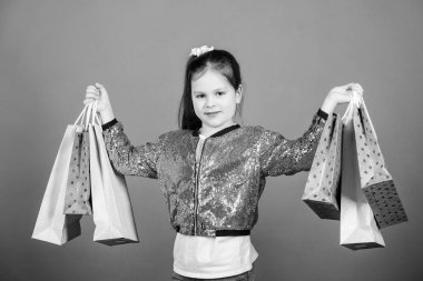Alışveriş günü. Çocuk paketleri. Çocuk modası. Sürpriz hediye. Harika dükkanlar. Harika seçimler. Alışveriş çantaları menekşe arka plan ile kız. Alışveriş ve satın alma. Satış indirimi. Siyah Cuma