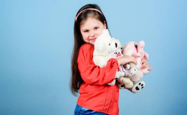 Peri masalında kaybolmuş. küçük kız oyun odasında oyun oynuyor. Oyuncak ayıya sarılmak. mutlu çocukluk. Doğum günü. yumuşak ayı oyuncak ile küçük kız. çocuk psikolojisi oyuncak dükkanı. çocuk günü. En iyi dost