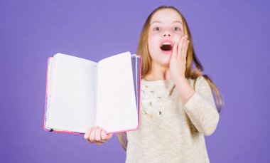 Okumada mükemmeldir. Mutlu küçük kız kitap okumayı sever. Sevimli küçük çocuk ev okuma için açık kitap ile gülümseyerek mutlu. Okuma da eğitim, kopyalama alanı