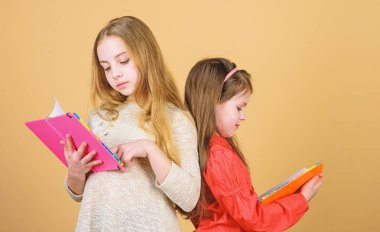 Dostluk ve kardeşlik. bir kitap okuyan öğrenciler. Okul projesi. yazmak için çalışma kitapları. Okula geri dön. Not defterleri olan küçük kızlar. mutlu küçük çocuklar ders için hazır. Çok çalışmak için ilham