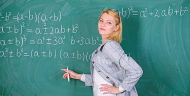 Çalışma ve eğitim. İlginç bir proje. Modern okul. Bilgi gün. kadın sınıfta. Okula dönüş. Öğretmenler günü. yazı tahtası, okul ders öğretmeni. Evde eğitim. düşünceli kadın