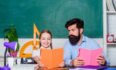 Okul öğretmeni ve liseli. Görev başarıyla tamamlandı. Babamla evde eğitim. Çalışmaya yardım et. Disiplin terbiyesi. Ders bitti. Adam sakallı pedagog çalışması çocukla birlikte. Çalışma eğlencelidir
