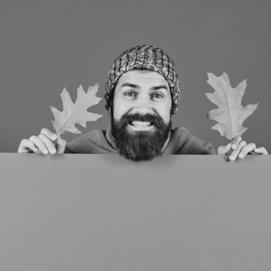 Sonbahar sezonu ve hipster tarzı. Neşeli yüzlü adam