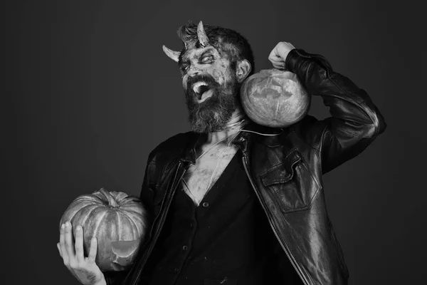 Concepto fiesta de Halloween. Demonio con cuernos y sonrisa malvada — Foto de Stock