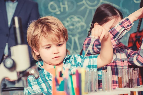 Back to school. Educational concept. children scientists making experiments in laboratory. Pupils in chemistry class. School chemistry laboratory. happy children teacher. modern school workplace. — Stock Photo, Image