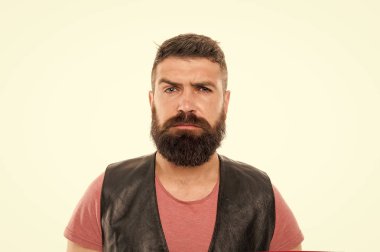 Bıyıklı, vahşi, beyaz bir hippi. Erkek berber bakımı. Ciddi bir hippi adam. Sakallı adam. Saç ve sakal bakımı. Yüz bakımı. Sakallı, olgun bir hippi. Acımasız yakışıklı erkek portresi