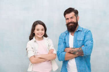 Baba ve kız takım arkadaşları. Ebeveynlik ve çocukluk. Babalar günü konsepti. Güven ve destek. En iyi dostlar. Babamın takımı. Sakallı hipster adam ve sevimli çocuk kız. Biz takımız. Aile takımı