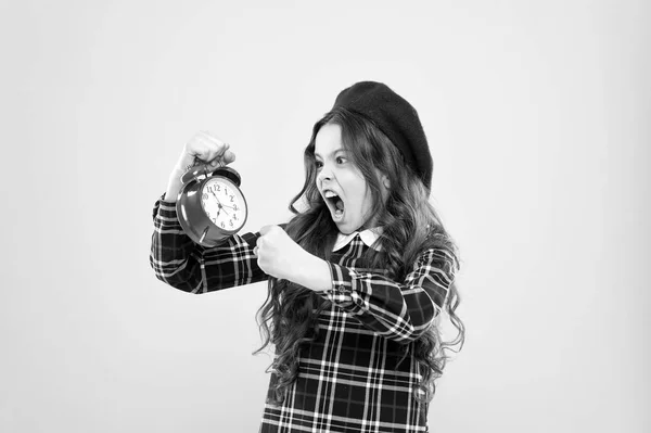 Es la hora. Siempre a tiempo. Nunca es demasiado tarde. Define tu propio ritmo de vida. Concepto de Happy hours. Horario y calendario. Chica con despertador. Prepara el despertador. Niño niña mantenga reloj rojo — Foto de Stock