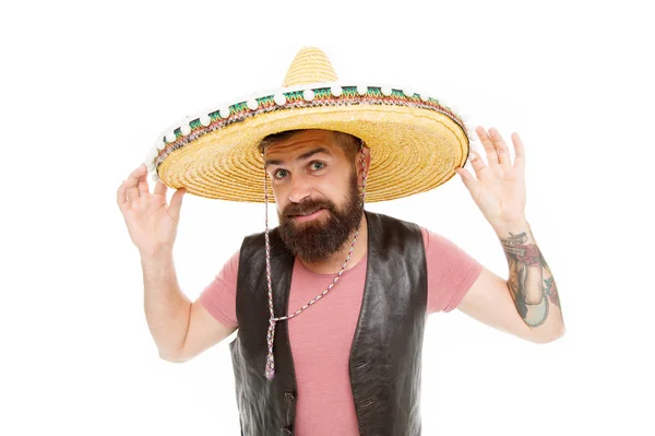 Mexicaanse melodie drijft hem. Vier traditionele Mexicaanse vakantie. Mexicaanse partij concept. Guy gelukkig vrolijke feestelijke outfit klaar om te vieren. Man bebaarde vrolijke kerel dragen Sombrero Mexicaanse hoed — Stockfoto