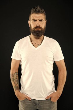 İyi göründüğünden şüphe yok. Siyah arka planda seksi adam. Sıradan bir tarzda sakallı adam. Bıyıklı ve sakallı beyaz bir adam. Traşsız yüzü ve şık saç kesimi ile Acımasız adam