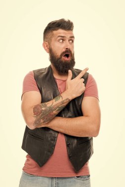 Adam parmak parmağıyla işaret ediyor. Berber dükkanı ve sakal bakımı. Sakal ve bıyık Styling. Moda trend sakal bakım. Şuna bir bak. Sakal acımasız adam ile hipster. Ürün öneri konsepti