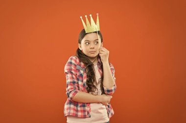 Lüks özel hissettiren bir şeydir. Turuncu arka plan üzerinde lüks pervane taç giyen küçük sevimli çocuk. Lüks ve şık bir görünüm ile sevimli küçük kız. Eksantriklikle giyindiğinizde lüks