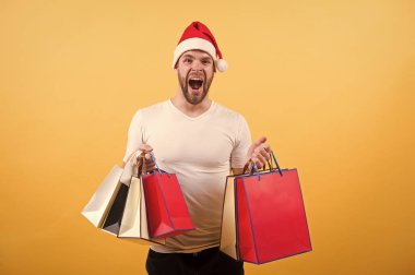 Xmas önce sabah. teslimat Noel hediyeleri. oğlan santa şapka içinde Noel hediyesi. Online Noel alışveriş. Yeni Yılınız Kutlu Olsun. mutlu Noel Baba adam sarı zemin üzerine. Noel eğlenceli. shoping çanta