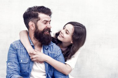 Aile kucaklaşması. Baba ve kızı sarılmak ışık arka plan. Baba kız ilişkilerini güçlendirmek. Çocuk ve baba en iyi arkadaşlar. Dostane ilişkiler. Babalar günü konsepti. Sevimli baba ve sevimli çocuk