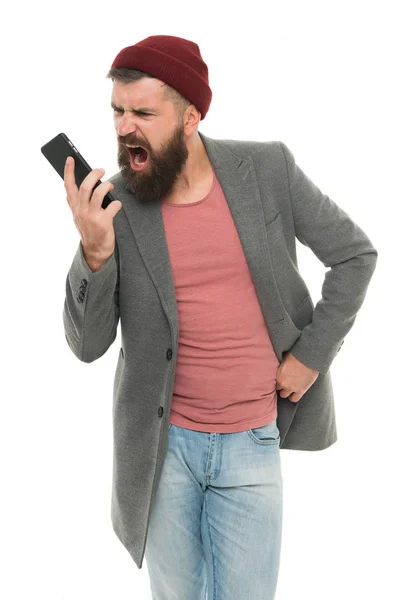 Hipster smartphone chamada amigo. O tipo elegante usa o telemóvel. Conceito de chamada móvel. Conversa importante. Homem barbudo hipster segurar celular fundo branco. Dificuldades de comunicação móvel — Fotografia de Stock