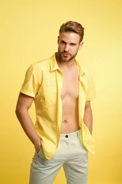 Quiero ver un torso sexy. Hace calor aquí. Te mostraré mi cuerpo sexy. Hombre guapo barbudo tipo desnudando fondo amarillo. Chico confiado atractivo macho se siente sexy mientras desabotonar camisa — Foto de Stock