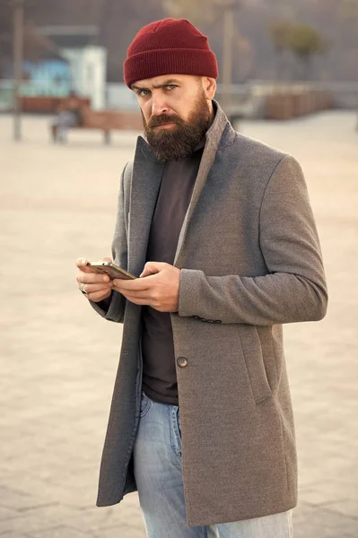 Accesorio de sombrero de traje. Traje Hipster. Elegante atuendo casual para  la temporada de otoño e invierno. Ropa de hombre y concepto de moda  masculina. Hombre barbudo hipster elegante abrigo de moda