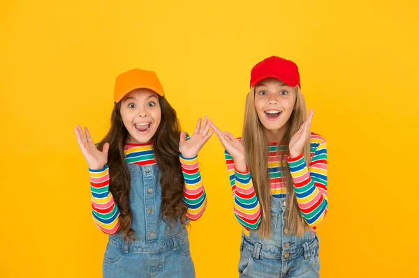 ¡Qué sorpresa! Chicas sorprendidas con la boca abierta en sorpresa sobre fondo amarillo. Niños felices mirando con sorpresa. Sorpresa y sensación — Foto de Stock