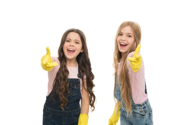 Tartás-uk haza szalonképes. Kis razzia lányok portalanítás és takarítás haza. Kis otthoni állattartók viselt sárga gumi kesztyűt. Az otthoni porszívózás és polírozás szolgáltatásai — Stock Fotó