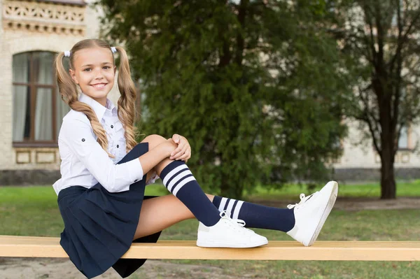 Trevliga minuter av vila. Koppla av på skolgården. Perfekt Schoolgirl avkopplande mellan klasserna. Balans i livet. Student bedårande barn i formell enhetlig avkopplande utomhus. Dags att slappna av och ha kul — Stockfoto