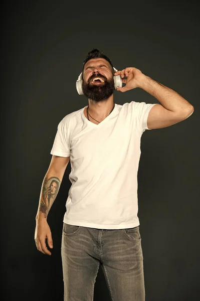 Mature hipster with beard. Confident and handsome Brutal man. Male barber care. Bearded man. Hair and beard care. happy bearded man hip ster listen music. audio book with headset. brutal tattoed male — Stock Photo, Image
