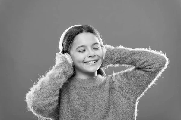 Maak buiten lawaai stiller en muziek klinkt beter. Klein meisje ontspannen met melodieus geluid. Schattig kind luisteren naar soundtrack in een koptelefoon. Klein kind geniet van elektronisch geluid spelen in oortelefoons — Stockfoto