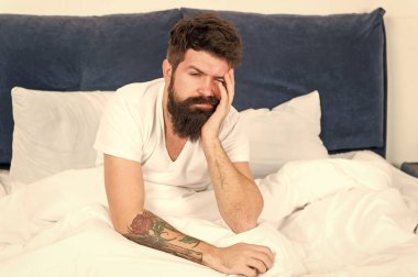 enerji ve yorgunluk. Uykulu ve yakışıklı. uykuda ve uyanık. Uyanmak için çok erken. sakallı adam hipster sabah uyku. Yorgun ve çok çalışmış. yatak odasında uykulu adam. yatakta pijama sakallı erkek