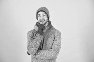 Kış Aksesuarları kavramı. Kış modası giyim örme. Örgü aksesuar şapka ve atkı olarak. Adam şapka eldiven ve atkı kış moda örgü. Adam mamulleri aksesuar turkuaz arka plan