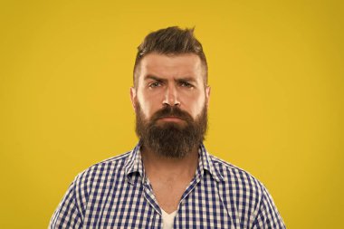 Sakallı adam. Saç ve sakal bakım. Sakallı adam. Erkek kuaför bakım. Olgun hippi sakallı. bıyıklı acımasız beyaz hippi. Acımasız adam kendinden emin ve yakışıklı. şık saç ile tıraşsız adam
