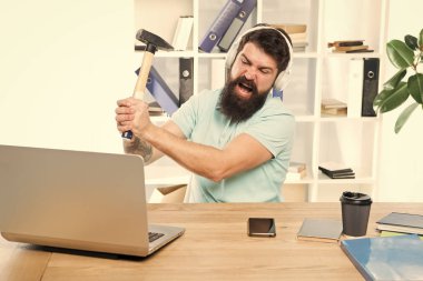 Eski yazılım. Bilgisayar gecikmesi. Bilgisayar gecikmesi nedenleri. Yavaş gecikme lisi nasıl düzeltilir. Nefret ofis rutini. Adam sakallı adam kulaklık ofis bilgisayarda çekiç salıncak. Yavaş internet bağlantısı