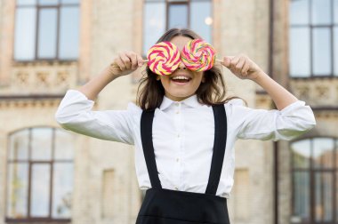 Hile günü. Tatlı şekerli mutlu çocuk. Çocuk dışarıda lolipop tutuyordu. Şekerli mutlu çocuk. Okul beslenmesi. Kalori ve enerji. İkisi de benim. Tatlılara bayılırım. Şeker bağımlılığı