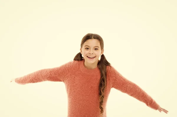 Me siento libre. Disfruta cada momento. Niña feliz con el pelo largo aislado fondo blanco. Feliz infancia. Emociones positivas. Cuidado de niños y crianza. Niño sonriente cara vivir despreocupado feliz vida —  Fotos de Stock