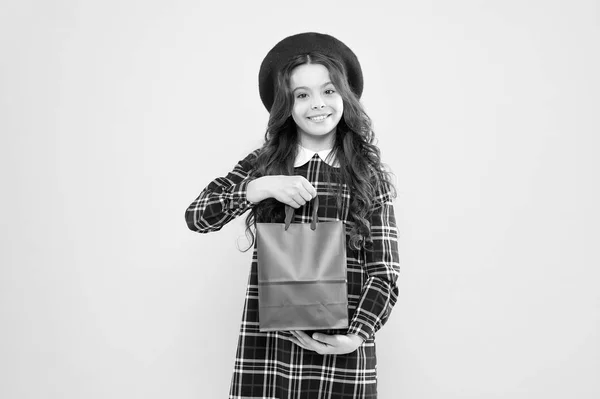 Shopping and purchase. Black friday. Sale discount. Shopping day. Little french lady adore shopping. Birthday girl. Favorite brands hottest trends. Girl with shopping bag. Explore fashion industry — Stock Photo, Image