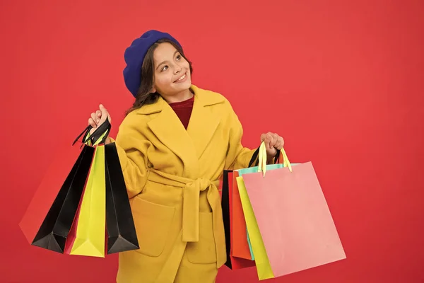 Prime time kopen lente kleding. Geobsedeerd met winkelen. De schattige jongen meisje houdt boodschappentassen. Krijg korting op verjaardag vakantie winkelen. Mooie aankoop. Fashionista genieten van winkelen. Tevredenheid van de klant — Stockfoto