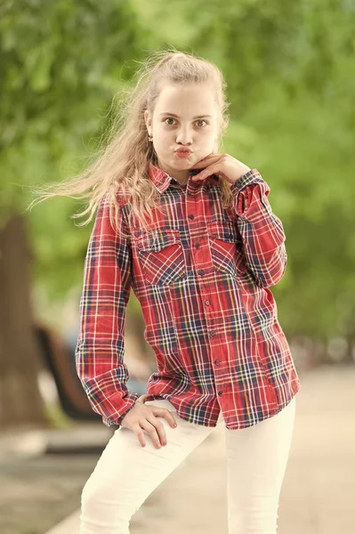 Geração de moda. Menina adorável da moda vestindo camisa xadrez no dia de verão. Criança pequena na moda de forma casual na rua de cidade. Olhar de moda de modelo de pequena moda — Fotografia de Stock