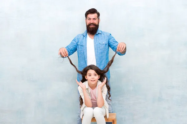 In charge of daughters hairstyle. Father and daughter having fun. Child and dad best friends. Parenthood challenges. Lovely father and cute kid. Happy to be father. Hairdresser deal with long hair — Stock Photo, Image
