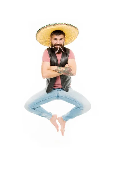 Μεξικάνικη ενέργεια. Ιδέα του μεξικανικού Κόμματος. Γιόρτασε τις παραδοσιακές μεξικάνικες διακοπές. Τύπος χαρούμενο χαρούμενο πρόσωπο που διασκεδάζει χορεύοντας πηδώντας. Η ζωή σε κίνηση. Άνθρωπος με μούσι χαρούμενο τύπο φορούν σομπρέρο μεξικάνικο καπέλο — Φωτογραφία Αρχείου