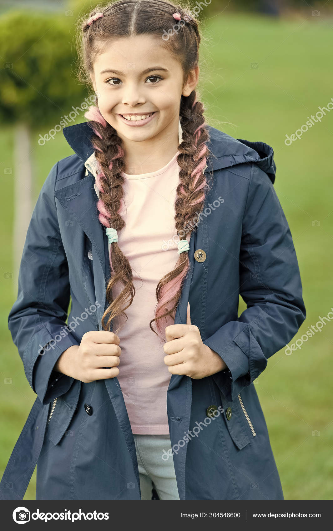 女の子の屋外のための春のファッション 公園で流行の髪型の女の子 秋のファッション 公園でスタイリッシュな髪の幸せな子供 屋外の自然景観 公園や屋外 とても美しい ストック写真 C Stetsik