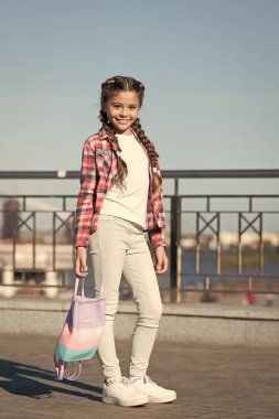Şirin ve şık. Moda tarzında uzun saçlı küçük bir kız. Yaz gününde çok güzel bir moda kızı. Şehir caddesinde şık bir kız çocuğu. Güzel görünümlü küçük kız.