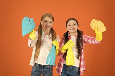 Çocuklar birlikte temizlik. Güzel ve düzenli. Kızlarla sis sprey ve paçavra temizlik için hazır. Ev görevleri. Küçük Yardımcısı. Kızlar Sevimli çocuklar çevresinde temizlik seviyorum. Temiz tutun. Bugün görevde olduğumuzu