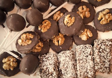 İyi bir hayat için iyi bir ısırık var. Karışık bisküvi. Koyu çikolata kaplı buiscuits. Çeşitli tatlar pişmiş bisküvi gıda. Lezzetli bisküvi veya kurabiye