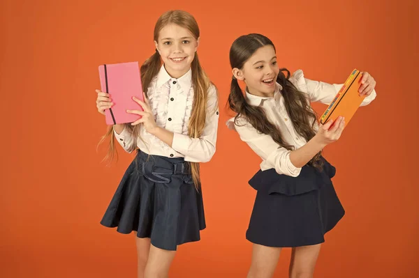 Дорогой дневник. Школьные канцтовары. Девочки милые дети школьная форма оранжевый фон. Дневник школьницы или блокнот. Школьные принадлежности. Мы любим учиться в школе. Профиль для друзей — стоковое фото
