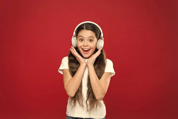 Mädchen hören Musik-Kopfhörer auf rotem Hintergrund. Play-List-Konzept. Musikgeschmack. Musik spielt im Leben von Jugendlichen eine wichtige Rolle. kraftvolle Effektmusik Teenager ihre Emotionen, Wahrnehmung der Welt — Stockfoto