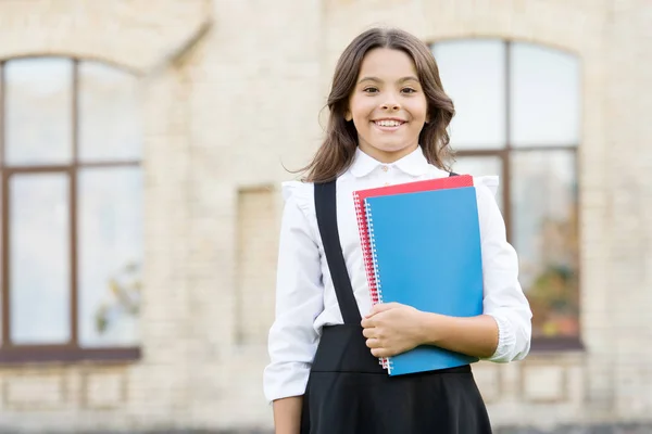 Aprendendo linguagem. Bonito livro infantil sorridente. Uma aluna de escola. Dia do conhecimento. Ligado à aprendizagem. Vida escolar. Desenvolvimento infantil. Entusiasmado por estudar. Conceito de educação escolar — Fotografia de Stock