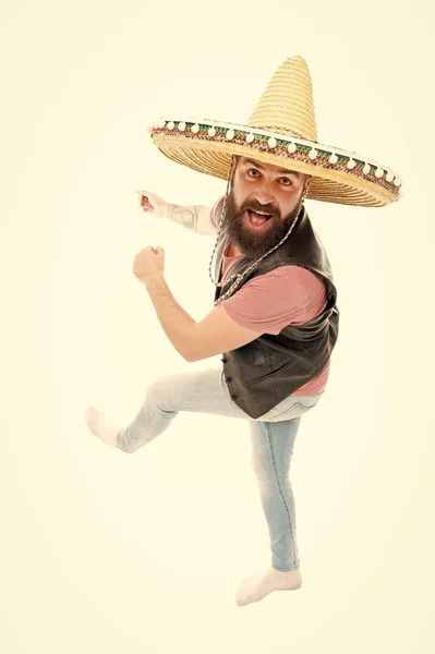Μεξικανικά ενεργητικά νεύρα. Ο άντρας με το μούσι φοράει μεξικάνικο καπέλο. Ιδέα του μεξικανικού Κόμματος. Γιόρτασε τις παραδοσιακές μεξικάνικες διακοπές. Guy χαρούμενος χαρούμενο πρόσωπο που διασκεδάζει χορεύοντας και πηδώντας — Φωτογραφία Αρχείου